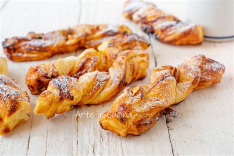 Treccine di pasta sfoglia con marmellata