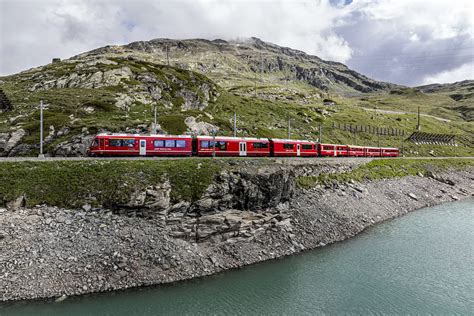 Treno che costeggia un lago
