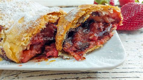 Triangolini di Sfoglia con Fragole e Cioccolato