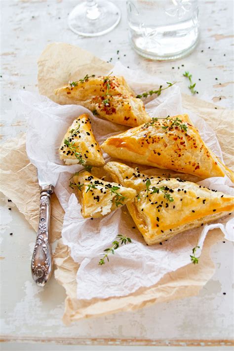Triangolini di pasta fillo con caprino e semi di papavero