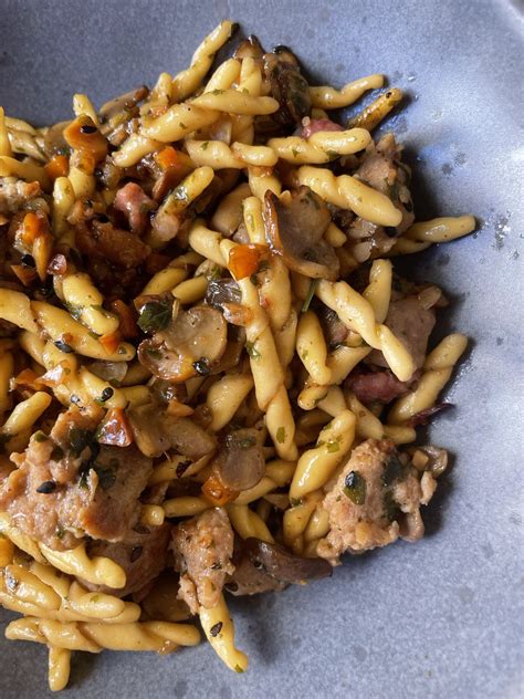 Trofie con Salsiccia e Scamorza Affumicata