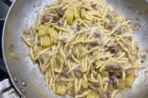 Trofie con patate, salsiccia e scamorza affumicata