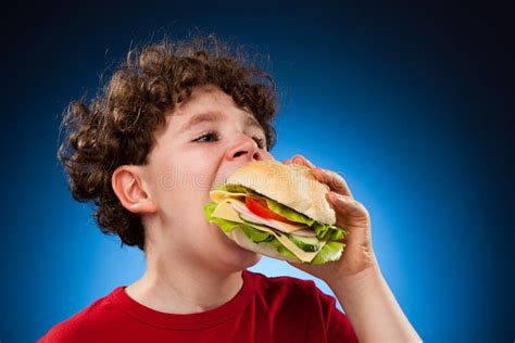 Una persona che mangia un sandwich