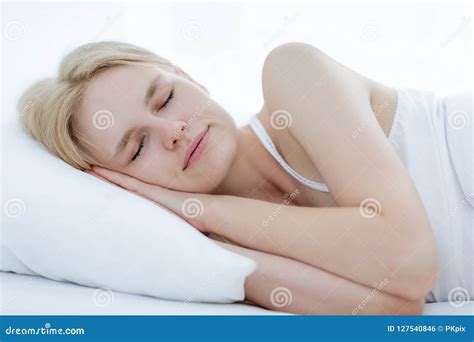 Una persona dorme pacificamente