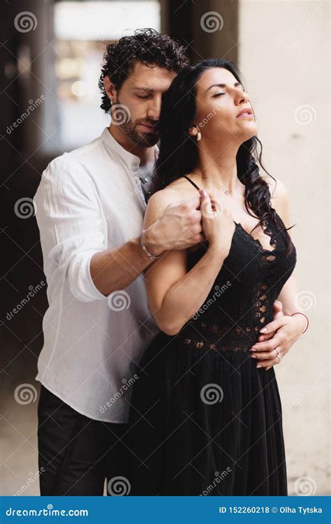 Uomo che abbraccia una donna