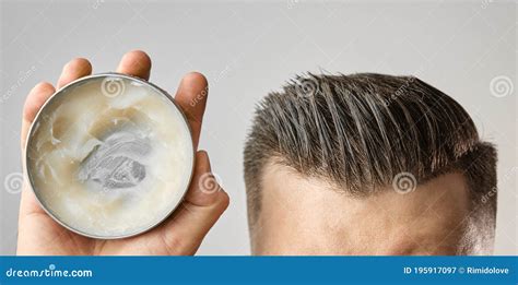 Uomo che applica la cera sui capelli