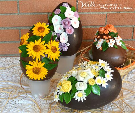 Uova di Pasqua decorate con fiori di zucchero