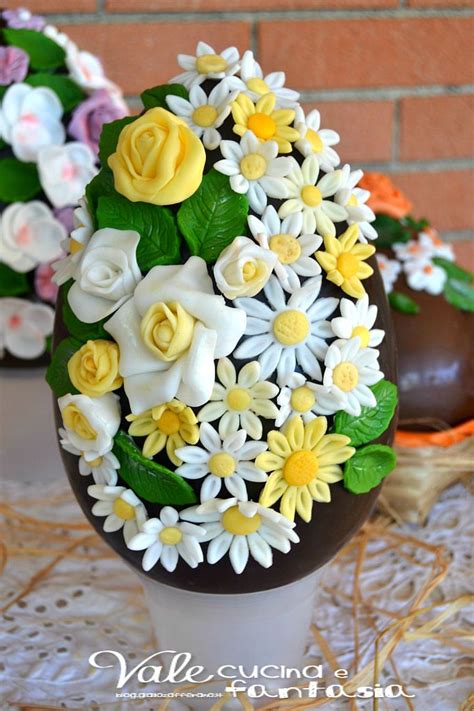 Uova di Pasqua decorate con pasta di zucchero e cioccolato