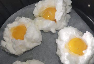 Uovo nuvola in friggitrice ad aria