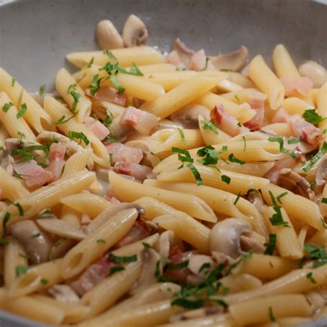 Variante della pasta con funghi e pancetta