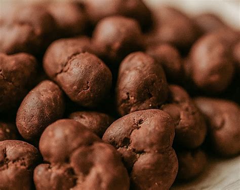 Varianti di noci ricoperte di cioccolato