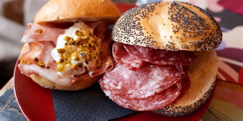 Varietà di panini con salame