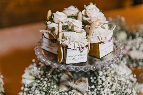 Vasetti di marmellata decorati come bomboniere