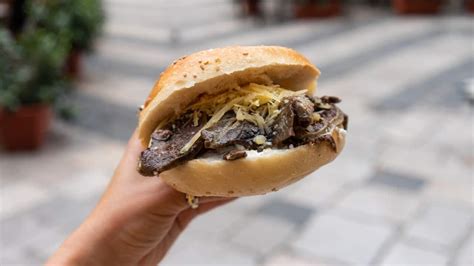 Venditore di Pani ca Meusa a Palermo