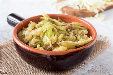Verza Stufata con Salsiccia in Padella