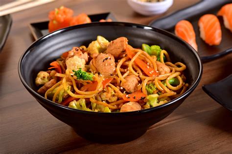 Yakisoba con verdure e pollo
