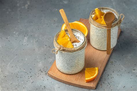 Yogurt con miele, mandorle e semi di chia