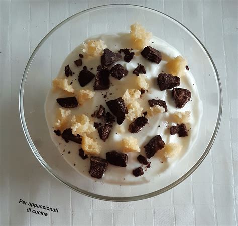 Yogurt greco con frutta e cioccolato