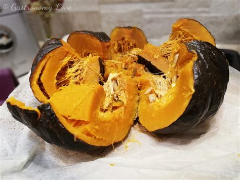 Zucca Delica intera al forno tagliata a fette
