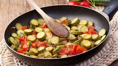 Zucchine e pomodorini in padella