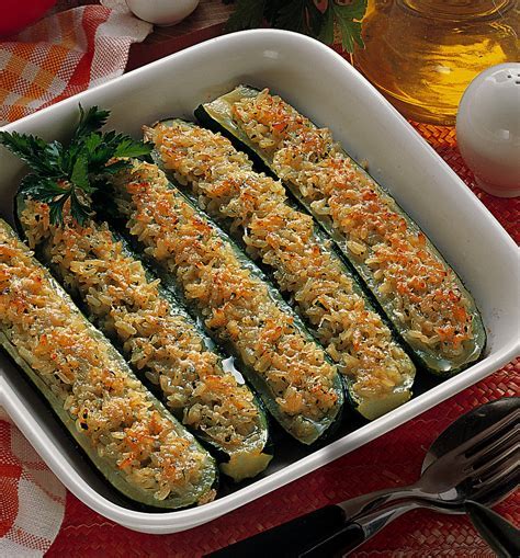 Zucchine ripiene di riso e salsiccia pronte