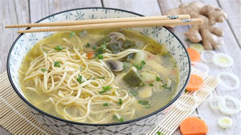 Zuppa di Noodles di Riso con Manzo e Verdure