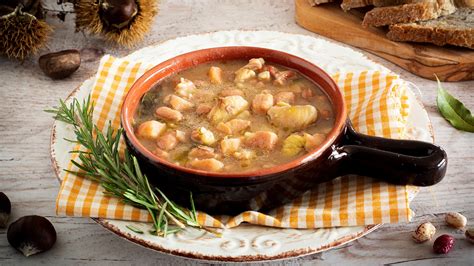 Zuppa di fagioli e salsiccia con castagne