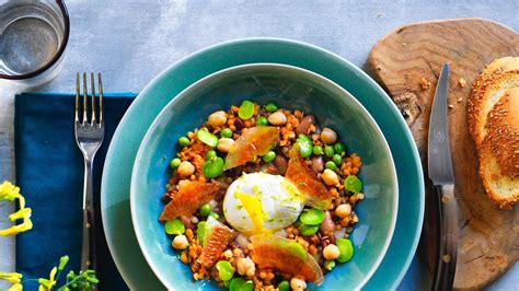 Zuppa di legumi con uovo poché