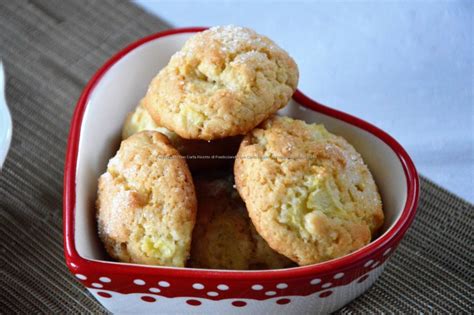 preparazione biscotti mele e mandorle