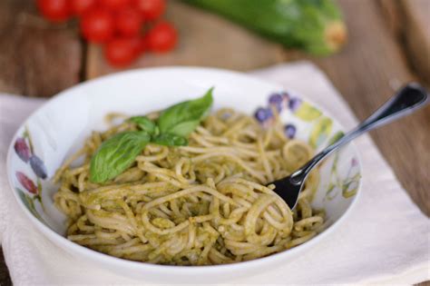 preparazione degli spaghetti con pesto di avocado