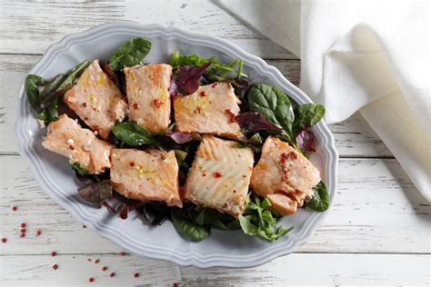 preparazione insalata di salmone