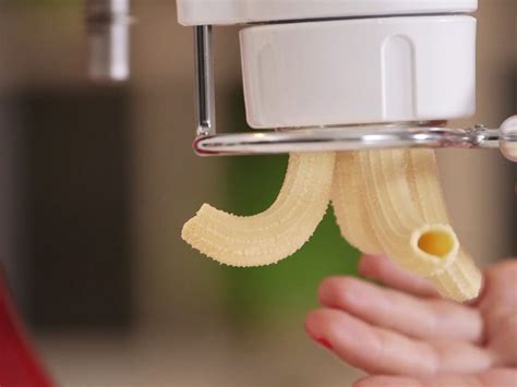 preparazione pasta con torchio