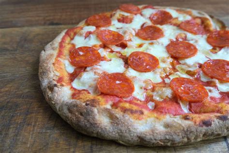 preparazione pizza diavola