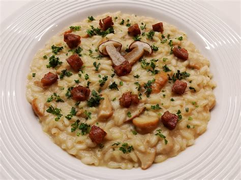 preparazione risotto salsiccia e funghi